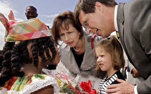 ST MAARTEN - Premier Balkenende, dochter Amelie en echtgenote Bianca praten donderdag met Acsha Gibson (l), dochter van minister Gibson op St Maarten. De premier bracht de vierde dag van zijn kennismakingsbezoek aan de Nederlandse Antillen door op St. Maa