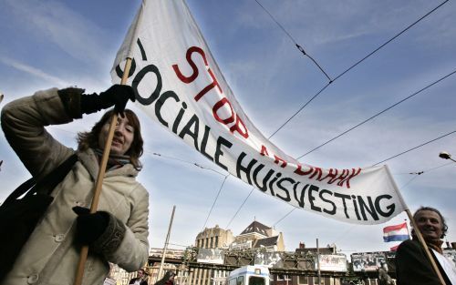 AMSTERDAM - In Amsterdam is zaterdag een landelijke demonstratie gehouden tegen het huisvestingsbeleid van de overheid. Onder de noemer ”Stop de afbraak sociale huisvesting" vroegen demonstranten aandacht voor de forse huurverhogingen, verkoop en sloop va