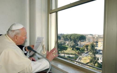 ROME - De paus zwaait vanuit het raam van het ziekenhuis, waar hij verpleegd wordt. Foto EPA