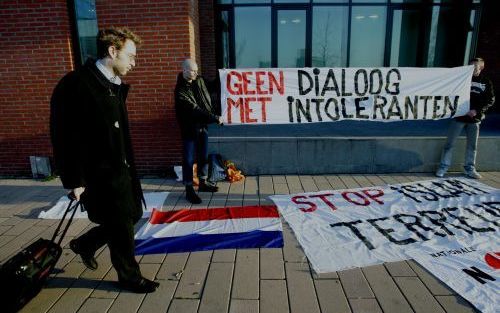 ROTTERDAM â€“ Demonstranten rolden maandagmorgen spandoeken uit bij de rechtbank in Rotterdam. In de extra beveiligde rechtbank vind maandag de pro formazitting plaats tegen twaalf verdachten van de zogenaamde Hofstadgroep. Foto ANP