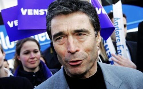 KOPENHAGEN - De liberale premier Anders Fogh Rasmussen van Denenmarken is volgens de opiniepeilingen weer koploper voor de verkiezingen die morgen in Denenmarken worden gehouden. Foto EPA