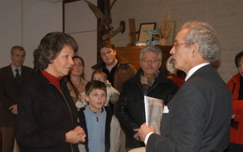 EMMELOORD â€“ Initiatiefneemster Anneke Vreugdenhil overhandigde maandagmiddag 568 handtekeningen aan burgemeester ridder van Rappard van de gemeente Noordoostpolder. Vreugdenhil protesteerde hiermee tegen blootposters. Foto Hans Veenhuis