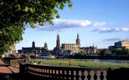 Vanaf deze plaats schilderde Bernardo Belotto in 1748 de skyline van Dresden. De toren van de Katholische Hofkirche (m.) stond er destijds nog niet. Geen nood, aan de hand van de bouwtekening realiseerde hij een toren die in de steigers stond. Foto Dresde