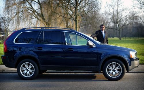 KRIMPEN A/D IJSSEL â€“ Registeraccountant Cees Spek, eigenaar van een SUV â€“de Volvo XC90 T6 AWDâ€“ realiseert zich dat sommige mensen vraagtekens zetten bij z’n autokeuze. „Ik ben echter heel nuchter en lig niet wakker van wat anderen ervan zeggen. In m