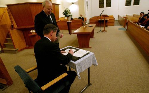 APELDOORN â€“ In de Apeldoornse Barnabaskerk had donderdagavond de installatie plaats van dr. A. Baars tot hoogleraar voor de ambtelijke vakken aan de Theologische Universiteit van de Christelijke Gereformeerde Kerken in Apeldoorn. Hier het moment waarop 