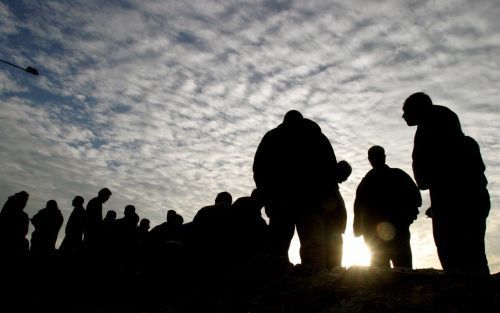 GAZA STAD â€“ De zon komt op als Palestijnse arbeiders de grensovergang tussen de Gazastrook en IsraÃ«l oversteken om naar hun werk te gaan. Bij de eerder deze week gehouden top tussen premier Sharon en de Palestijnse leider Abbas zegde IsraÃ«l toe dat he