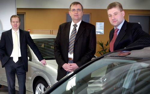 Broekhuis Holding directeur Jaco E. Remijn (l.): „Ik zie geen kwaad in de markt waarin ik opereer. Ook niet in grote, dure auto’s.” Prof. dr. G. C. den Hertog (m.): „Ik ben niet categorisch tegen een dure auto. Maar de vraag is: Hoe voel je je daar als ch