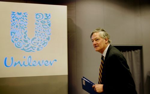 ROTTERDAM - Bestuursvoorzitter Burgmans van Unilever donderdagmorgen bij het begin van de persconferentie in Rotterdam over de jaarcijfers van 2004. Hij doet een stapje terug. Het bedrijf neemt afstand van zijn duale leidingsstructuur. De druk op Burgmans