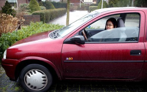 STAPHORST â€“ Joline van Arnhem in haar Opel Corsa uit 1995. „Deze wagen rijdt fijn. Ik heb een dak boven mijn hoofd, een goede verwarming en een radio cassettespeler. Dat is genoeg. Het is echt mijn auto.” Foto RD, Sjaak Verboom