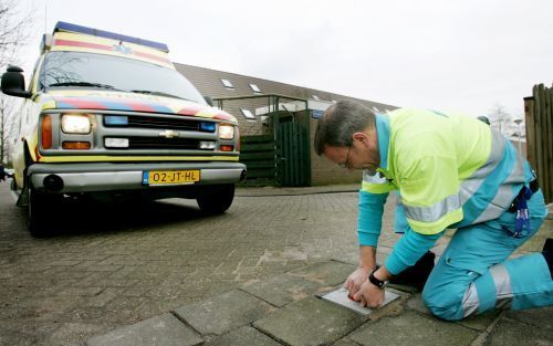 ROTTERDAM â€“ Een ambulancemedewerker moest vrijdag in Rotterdam noodgedwongen uitstappen om een paaltje in de weg te laten verzinken. Bij de ambulancezorg in Rotterdam circuleren tientallen verschillende sleuteltjes om alle obstakels uit de weg te ruimen