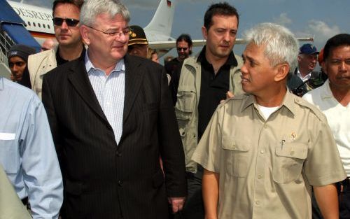 BANDA ATJEH â€“ De Duitse minister van Buitenlandse Zaken, Fischer (l.), bezocht vrijdag de hoofdstad van Atjeh, Banda Atjeh, om de hulpverlening die Duitsland levert met eigen ogen te zien. Naast hem de Indonesische minister van Transport, Hatta Rajasa. 