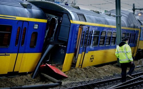 ROTTERDAM â€“ De complete spoorinfrastructuur, waaronder de rails, werd vrijdagmorgen bij Rotterdam omgeploegd door de botsing van twee treinen. Foto ANP