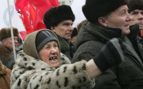 MOSKOU - Een oude vrouw schreeuwt tijdens een demontratie in Moskou. Duizenden mensen riepen de regering op hun plannen in te trekken. Foto EPA