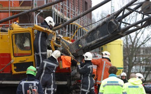 VOORBURG â€“ Een kraanmachinist is zaterdag om het leven gekomen in Voorburg. Het ongeluk gebeurde toen de kraan een enorme band optilde. Daarbij sloeg een stuk van de kraan af. Dit kwam in de cabine van de machinist terecht, die daarbij dodelijk verwond 