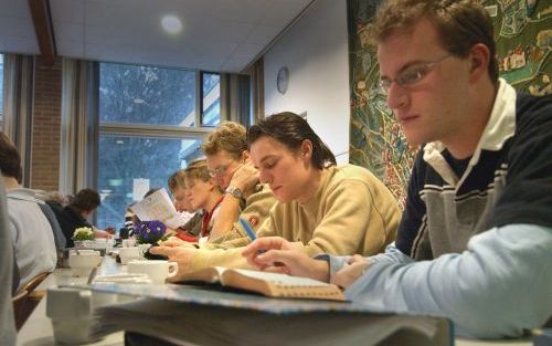 „Hoe lang?” schreeuwt Habakuk naar God. Dat is een openhartige schreeuw. Bijna een verwijt”, zei ds. G. J. Capellen vrijdag aan het begin van de LCJ-bijbelstudieconferentie. „Habakuk houdt het niet in de binnenkamer, maar schreeuwt het uit op de straten v