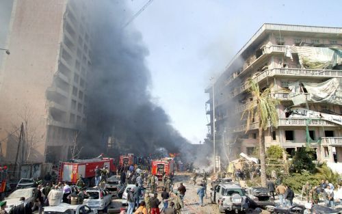 BEIROET â€“ Reddingswerkers inspecteren de plaats in het centrum van Beiroet waar een zware bomaanslag plaatshad. Bij de aanslag maandag kwam onder anderen de Libanese miljardair en ex premier Rafiq Hariri om het leven. Foto EPA