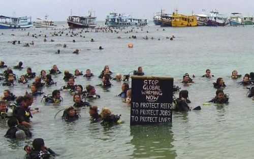 BANGKOK (THAILAND) - Honderden duikers bereidden zich dinsdag voor op een plaatsje in het Guinness Book of Records in de categorie 'meeste duikers op hetzelfde moment'. De poging vond plaats op het eiland Koh Tao (Turtle-eiland) in zuid-Thailand. Meer dan