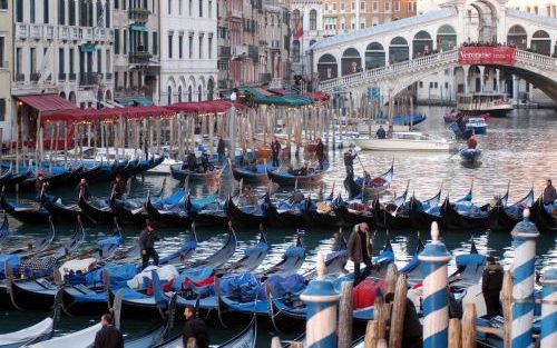 De schommelende gondels van VenetiÃ« liggen voor onbepaalde tijd stil. Foto EPA