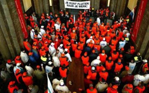 MAASTRICHT - Ongeveer driehonderd stakende medewerkers van ENCI trekken woensdag in een lawaaimars naar het stadhuis van Maastricht. Daar boden zij een petitie aan aan wethouder Han Hoogma (Werkgelegenheid). De ENCI medewerkers eisen daarin politieke steu