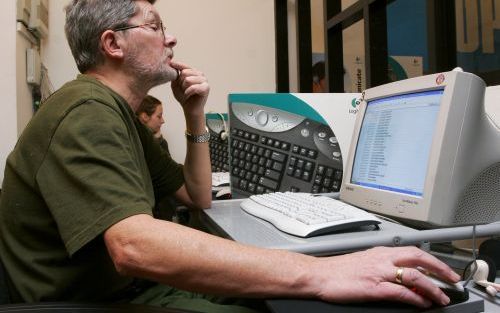 WARSCHAU â€“ Een voormalig lid van de Poolse vakbond Solidariteit, Pjotr Kempinski, bekijkt in een internetcafÃ© in de Poolse hoofdstad Warschau de namen die op de lijst van Bronislav Wildstein staan. Foto AFP