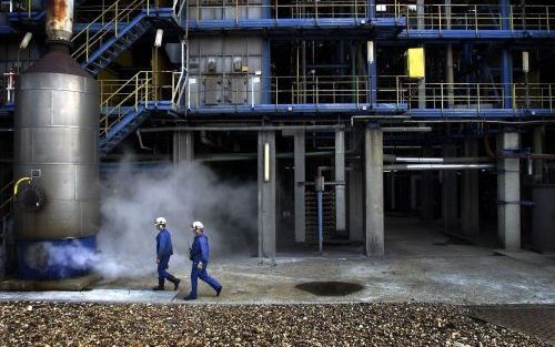 GELEEN â€“ Chemieconcern DSM maakte donderdagmorgen prima winstcijfers bekend. Het bedrijf wil in Zuid Limburg de vezelactiviteiten met 10 procent uitbreiden. Foto: een naftakraker op het bedrijfscomplex van DSM in Geleen. Foto ANP