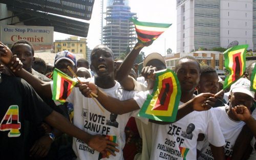 „ Het is hard nodig dat Zimbabwe onder druk wordt gezet om verantwoording af te leggen over het schenden van deze democratische grondbeginselen.” Foto: aanhangers van de zittende president Mugabe uiten in de hoofdstad Harare hun steun aan hem. Foto EPA