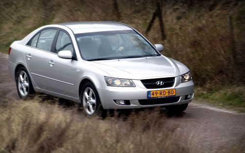 De Hyundai Sonata is vooral een comfortabele auto. Het onderstel filtert oneffenheden in het wegdek prima weg. Minder goed zijn de besturing en het bochtgedrag van de grote Koreaan. Foto’s RD, Sjaak Verboom