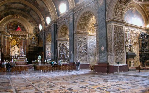 Het interieur van de Sint Janskathedraal op Malta is indrukwekkend. De kerk van 40 bij 60 meter heeft een groot middenschip met daarlangs acht kleine kapellen. Op de vloer liggen 400 grafstenen van ridders. Door het ingelegde marmer zijn de letters en de 