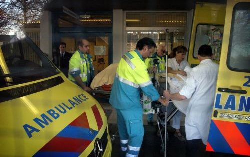 WEERT - Vier patiÃ«nten van de intensive carevan het Sint Jans Gasthuis in Weert zijn vrijdag overgebracht naar ziekenhuizen in Eindhoven en Boxmeer. Later moest een vijfde vertrekken. Oorzaak is een ruzie tussen longspecialisten en anesthesisten in het W