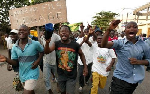 LOME - Duizenden demonstranten rennen door de straten van Lome om te protesteren tegen de machtsovername van Faure GnassingbÃ©. Faure werd twee weken geleden door het leger aangesteld als opvolger van zijn vader Eyadema GnassingbÃ©. Foto EPA.