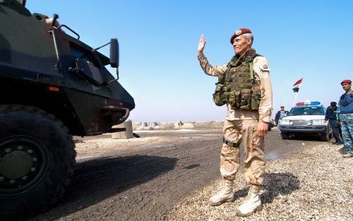 AL MUTHANNA â€“ Luitenant-kolonel Van Doorn, de commandant van de Nederlandse militairen in Irak, zwaait zijn militairen uit. De afgelopen dagen begon de terugtrekking van de Nederlandse troepen uit het zuiden van Irak. Zondagmorgen tekenden de commandant