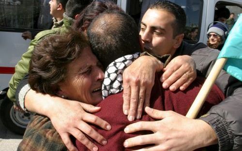 RAMALLAH â€“ Palestijnen werden maandag bij de IsraÃ«lische grenspost Bitonia, gelegen in het westelijk deel van Ramallah op de Westoever, door familie in de armen gesloten nadat ze door Isra Ã«l waren vrijgelaten. Zo’n 500 Palestijnse gedetineerden mocht