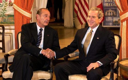 BRUSSEL â€“ De Amerikaanse president George W. Bush (r.) heeft maandagavond tijdens zijn bezoek aan Brussel gedineerd met de Franse president Jacques Chirac. Voorafgaand aan het diner ver klaarde Bush tegenover de pers dat de relatie met Chirac in orde wa