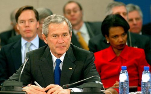 BRUSSEL - President Bush met de Amerikaanse Nationale Veiligheidsadviseur Condoleezza Rice tijdens de persconferentie van de NAVO-top in Brussel. Foto EPA