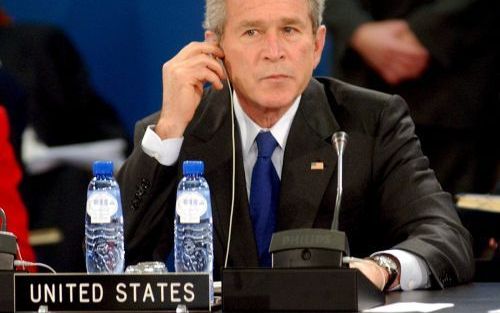 BRUSSEL - President Bush tijdens de topbijeenkomst tussen de regeringsleiders van de NAVO, VS en de EU. Foto EPA