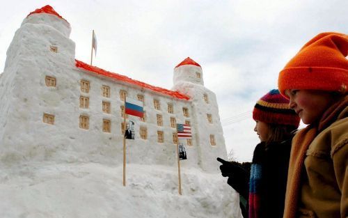 „Rusland en de VS moeten een plan ontwikkelen voor SiberiÃ«. Zo’n actie kan voorkomen dat een geo-economisch vacuÃ¼m ontstaat.” Foto: kinderen kijken naar een sneeuwkopie van het kasteel van Bratislava, waar de presidenten Bush en Poetin elkaar morgen ont