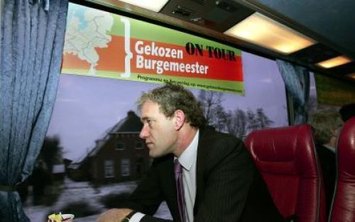 RODEN - Minister de Graaf rijdt woensdag met een bus door het Drentse land op de eerste dag van zijn campagne ”Gekozen Burgemeester On Tour”. In vier dagen bezoekt de minister alle provincies per bus om te pleiten voor de gekozen burgemeester. Foto ANP