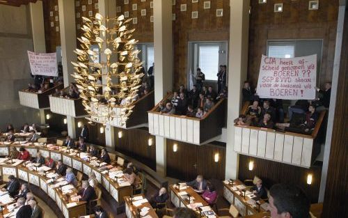 ARNHEM â€“ Ongeveer honderd boeren gaven woensdag op de publieke tribunes van de vergaderzaal van Provinciale Staten van Gelderland blijk van hun ongenoegen over de gang van zaken rond het reconstructieplan Veluwe. Met verschillende spandoeken riepen ze v