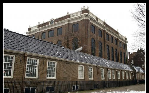 AMSTERDAM â€“ De imposante Portugees IsraÃ«litische synagoge rijst hoog boven de omgeving uit. Eigenlijk wilden de opdrachtgevers het gebouw nog hoger maken, maar daarvoor gaven de stadsbestuurders geen vergunning. Foto RD, Henk Visscher