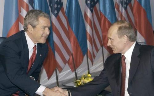 BRATISLAVA - De Amerikaanse president George W. Bush (links) en de Russische president Vladimir Poetin schudden elkaar de hand tijdens hun ontmoeting in Bratislava. Foto EPA