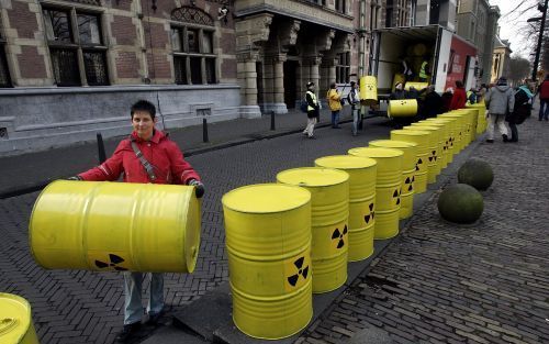 DEN HAAG - Actievoerders van Greenpeace zetten donderdag 200 lege kernafvalvaten op Het Plein voor de ingang van de Tweede Kamer in Den Haag. Milieuorganisaties dringen er bij de politiek op aan om kerncentrale Borssele niet langer dan gepland open te hou