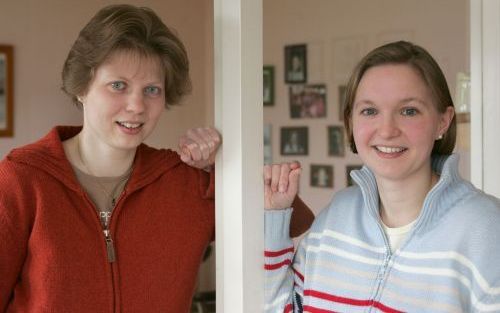 Liesbeth Rietveld (l.) en Lia de Jong, beiden verpleegkundige. Rietveld: „Iedere baby met spina bifida die wij hebben verpleegd, heeft absoluut levenskansen.” Foto Rob Kamminga