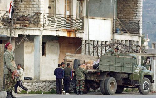 ALEY â€“ Een vrachtwagen van het Syrische leger levert voedsel af bij een pand in het Libanese Aley dat als kazerne voor Syrische militairen dienstdoet. Onder internationale druk kondigde Damascus gisteren aan dat het zijn troepen naar het oosten van Liba