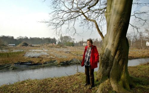 DEN HAAG â€“ Natuurdeskundige A. de Ruiter voor de voormalige kwekerij Black Acres in Den Haag. Op het verwaarloosde terrein moet het Nationaal Automobiel Museum komen, met 150 exclusieve auto’s uit de privÃ© collectie van Toyota importeur E. Louwman. Omw