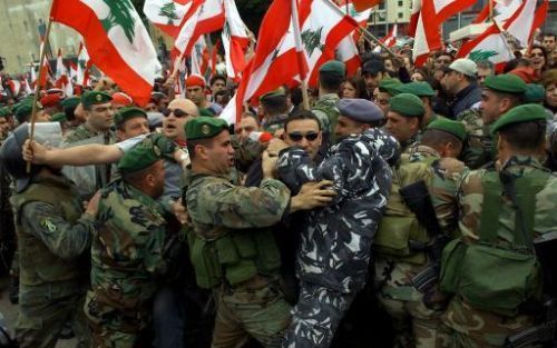 BEIRUT - Libanese aanhangers van de oppositie komen in aanraking met de politie tijdens een demonstratie tegen SyriÃ« en het Libanese parlement. Foto EPA