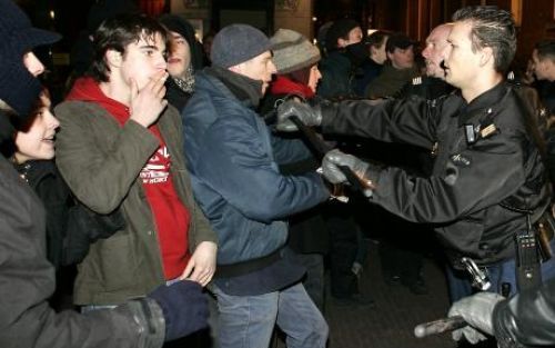 AMSTERDAM - De politie heeft in de nacht van maandag op dinsdag het Maagdenhuis ontruimd, dat ongeveer tweehonderd studenten maandagavond hadden bezet. Op verzoek van het college van bestuur van de Universiteit van Amsterdam (UvA) forceerde de politie ron