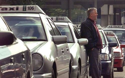 DEN HAAG - Nog steeds staan taxichauffeurs niet te trappelen om hun nieuwe verplichte diploma te halen. Van de 40.000 beroepstaxichauffeurs hebben 6000 zich opgegeven voor het examen. Foto RD