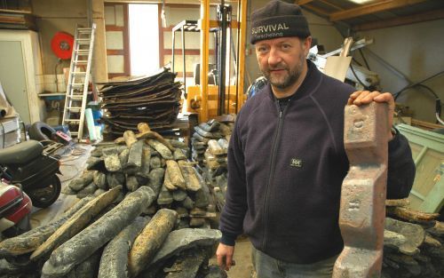 WEST TERSCHELLING â€“ Garnalenvisser Walter Bakker met een koperbroodje in zijn hand. De visser uit Terschelling heeft de afgelopen maanden voor 140.000 euro koper en lood uit de Noordzee opgediept. Foto ANP