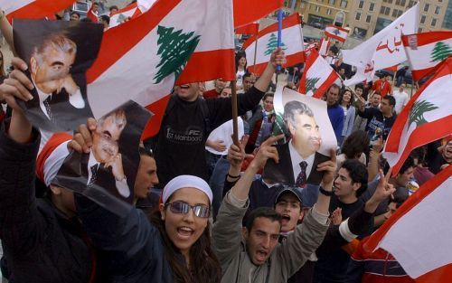 BEIROET â€“ Libanese betogers vierden dinsdag uitbundig de val van de pro Syrische regering. De demonstranten eisen het vertrek van alle Syrische troepen uit hun land. Onder zware druk kondigde Damascus dinsdag aan dat het binnen enkele maanden alle milit