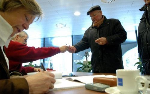 ZWOLLE â€“ Een Zwollenaar brengt zijn stem uit bij het referendum dat woensdag wordt gehouden over de komst van een gokhal. De hal moet geld in het laatje brengen voor de bouw van een nieuw stadion voor FC Zwolle. Tegenstanders vrezen echter een toename v